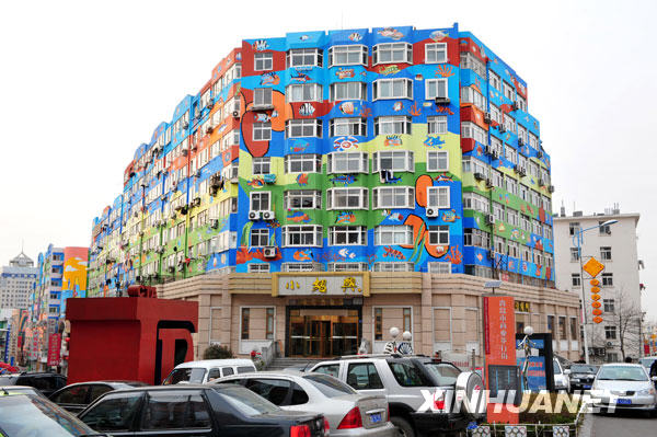 青岛：楼群壁画鲜丽悦目 个性十足[组图]