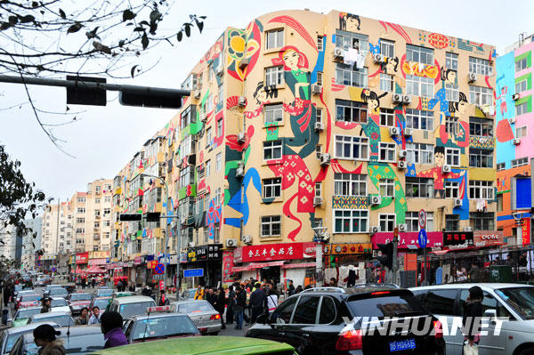 青岛：楼群壁画鲜丽悦目 个性十足[组图]