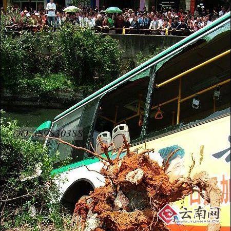 昆明公交车与轿车相撞坠河12人伤亡