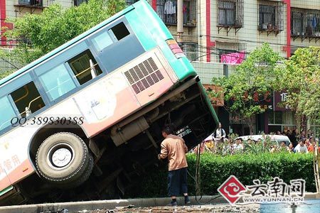 昆明公交车与轿车相撞坠河12人伤亡
