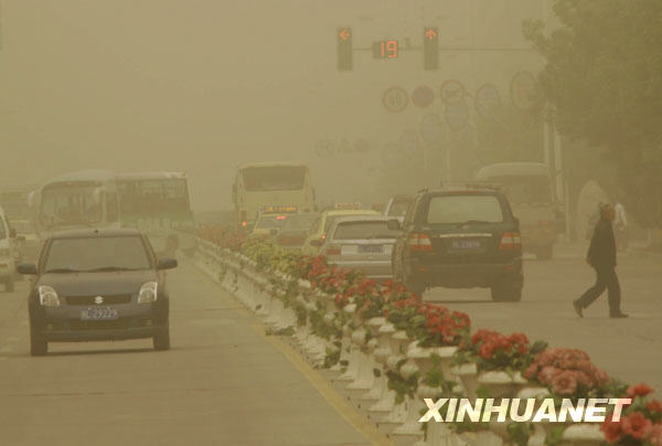 我国多个地区遭遇大风沙尘天气[组图]