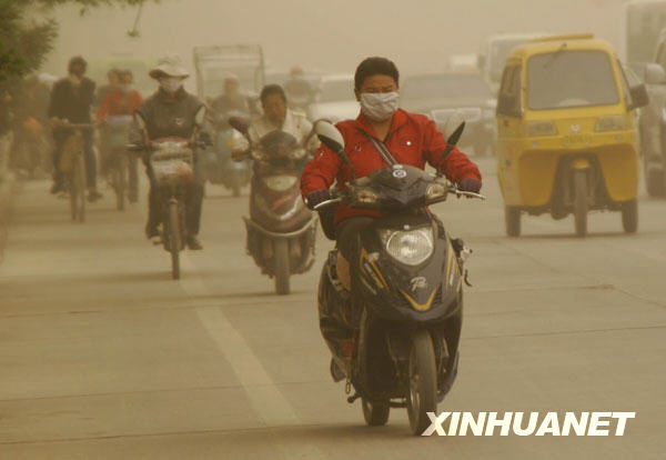 我国多个地区遭遇大风沙尘天气[组图]