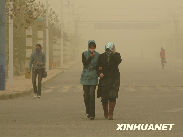 我国多个地区遭遇大风沙尘天气[组图]