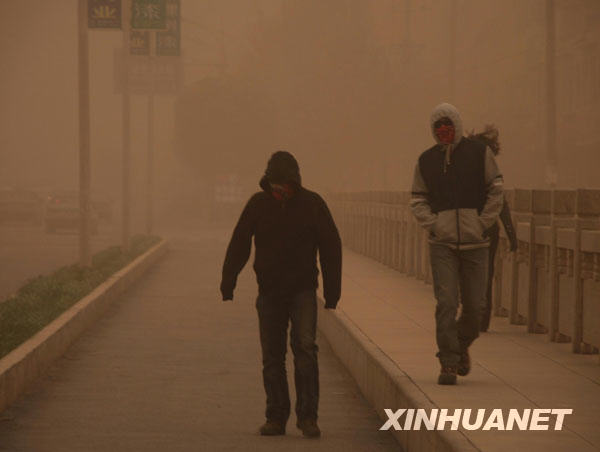 我国多个地区遭遇大风沙尘天气[组图]