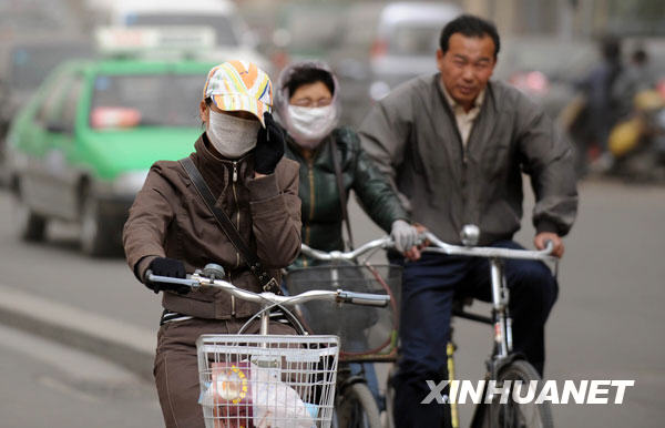 我国多个地区遭遇大风沙尘天气[组图]