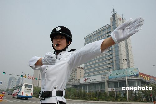 山东首支女子骑警队成立[组图]