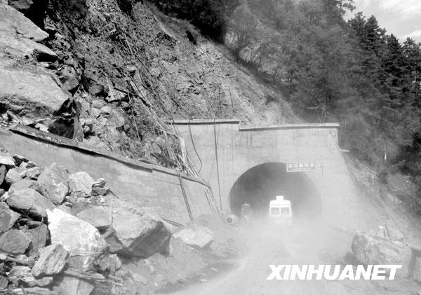 汶川地震一周年：历史永远铭记[组图]