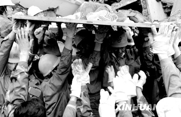 汶川地震一周年：历史永远铭记[组图]