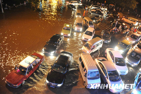 暴雨过后 街道成泽国[组图]