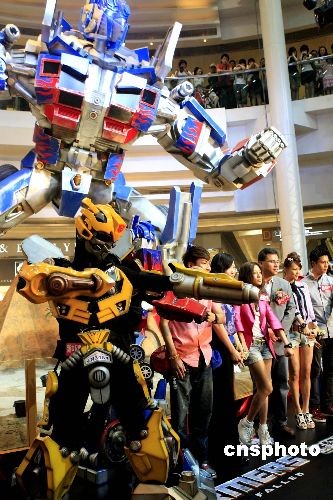香港名人与变形金刚套近乎[组图]