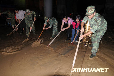 洪水退去 广西军民合力清淤[组图]
