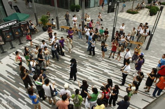 中国最像杰克逊模仿者三里屯热舞引围观[组图]