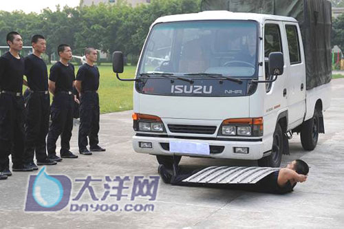 亚运安保大练兵 汽车碾胸特警面不改色(组图)