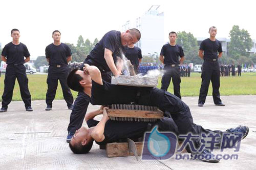 亚运安保大练兵 汽车碾胸特警面不改色(组图)