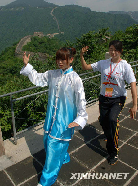 海峡两岸学生长城“舞”太极[组图]