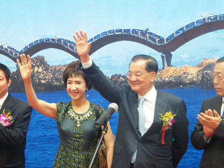 连战出席其专人摄影师杨永山在津影展开幕式