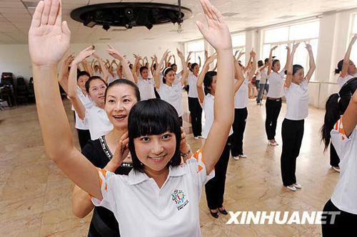“全运小姐”培训看齐奥运标准[组图]