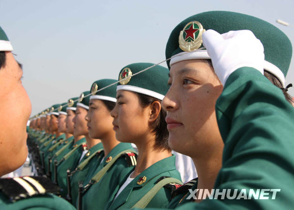 国庆60周年阅兵方阵中有三支“娘子军”[组图]
