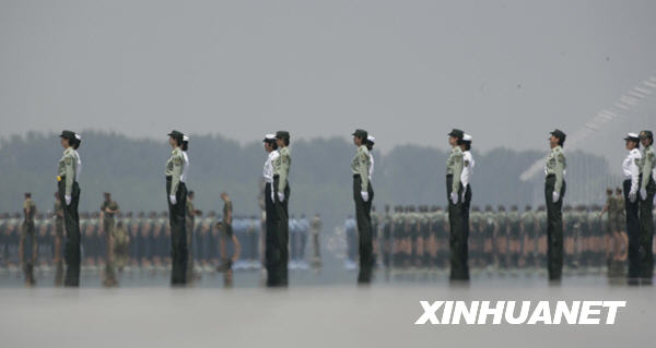 国庆60周年阅兵方阵中有三支“娘子军”[组图]