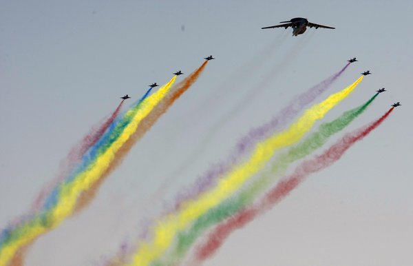 国庆阅兵空中梯队首次进行全编队预演[组图]