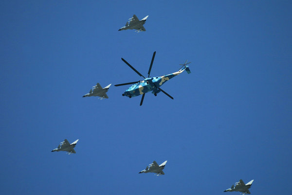 国庆阅兵空中梯队首次进行全编队预演[组图]