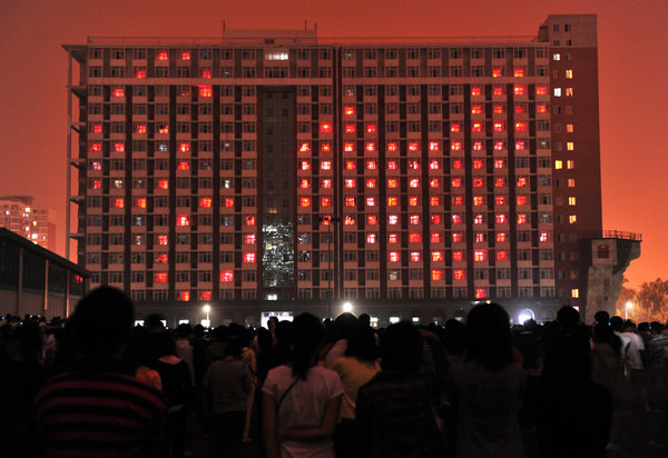 京高校宿舍亮灯拼出“祝福祖国生日快乐”