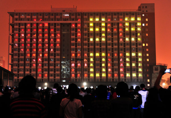 京高校宿舍亮灯拼出“祝福祖国生日快乐”
