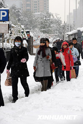 河南郑州：雪天路难行