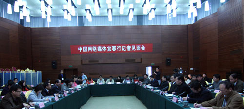莫以宜春远，江山多胜游