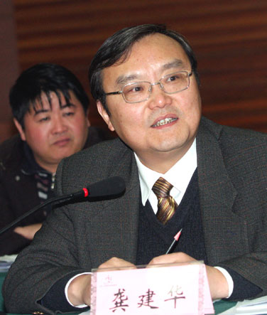 莫以宜春远，江山多胜游