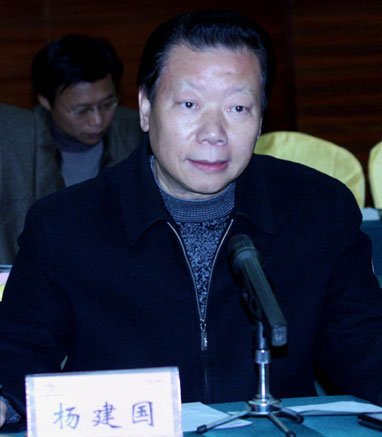 莫以宜春远，江山多胜游